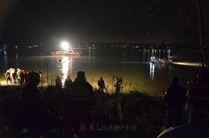 Einsatz BF Koeln PKW im Rhein Mondorf Hersel P107.JPG